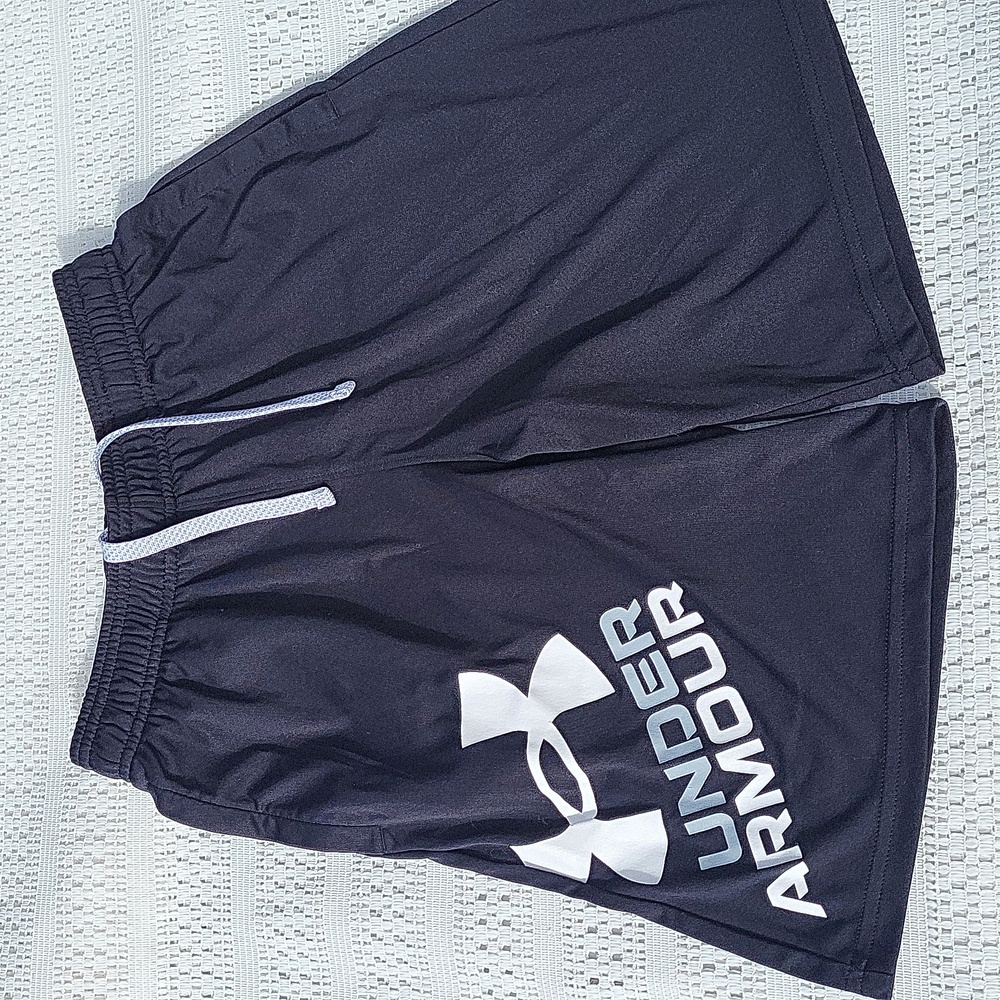 Boy's Under Armour athletic shorts (L)
